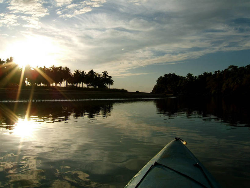 划船,无人,横图,室外,河流,美景,日落,棕榈树,日光,墨西哥,划桨,反射,景观,流水,云,树,风景,天空,自然,黄昏,景色,运输,摄影,宁静,环境,拉丁美洲,自然风光,剪影,逆光,旅行,皮船