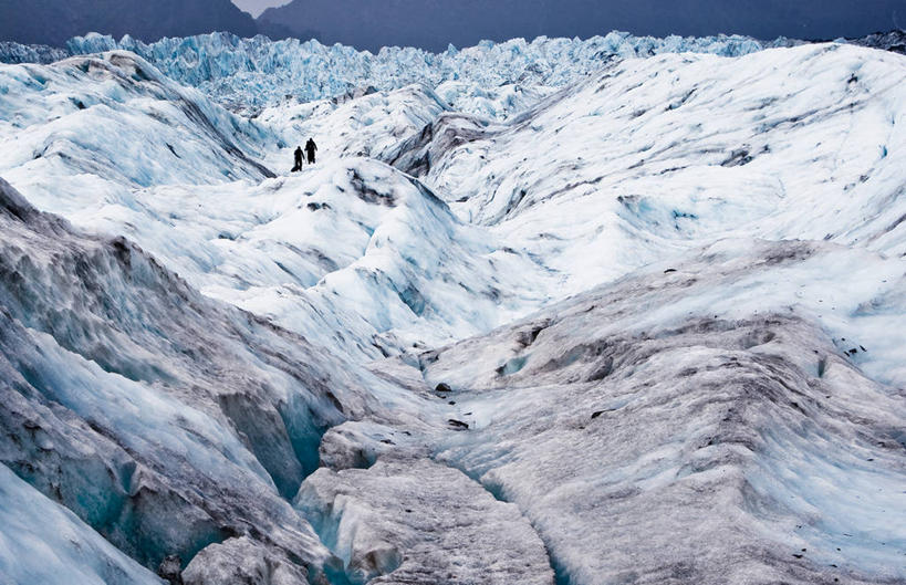 两个人,攀登,横图,室外,白天,旅游,度假,探险,山,山脉,雪,新西兰,覆盖,朦胧,模糊,冰,地形,冬天,娱乐,风景,自然,享受,休闲,放松,寒冷,摄影,宁静,环境,岩层,冰河,户外活动,澳大拉西亚,福克斯冰河,冒险,岩石,旅行