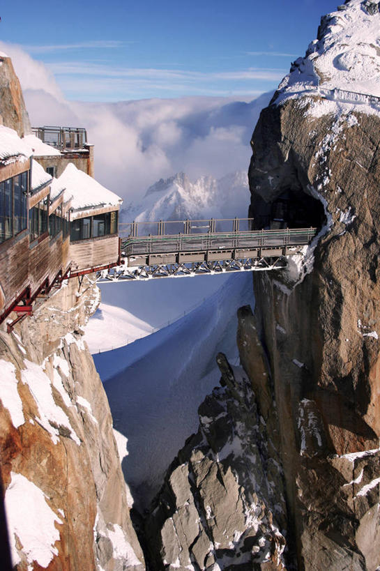 无人,竖图,室外,白天,旅游,度假,美景,山,雪,雪山,雾,建筑,法国,景观,山顶,悬崖,桥,联系,娱乐,风景,天空,自然,享受,休闲,景色,放松,摄影,宁静,岩层,自然风光,中欧,勃朗峰,霞慕尼,上萨瓦,岩石,旅行