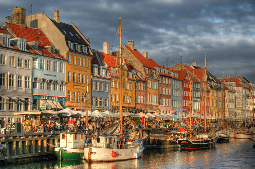 人群,横图,室外,白天,时尚,河流,建筑,船,丹麦,行人,游客,游人,朦胧,模糊,流水,云,首都,许多人,路人,旅客,天空,地标建筑,一群人,t台,运输,摄影,斯堪狄纳维亚半岛,哥本哈根,西兰岛,过客,时装表演,时装秀,t型台,走秀,旅行