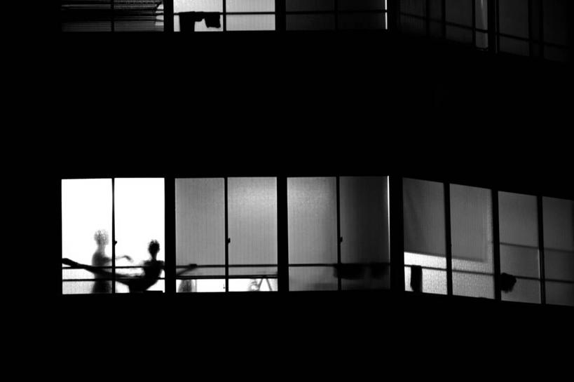 两个人,教师,横图,黑白,室外,夜晚,窗户,建筑,广岛县,日本,表演,准备,朦胧,模糊,日本文化,光亮,摄影,指导,照亮,知识,工作室,剪影,逆光,舞蹈教室,东亚,教员,芭蕾舞,老师,休闲活动,舞者,舞蹈,先生,芭蕾舞者