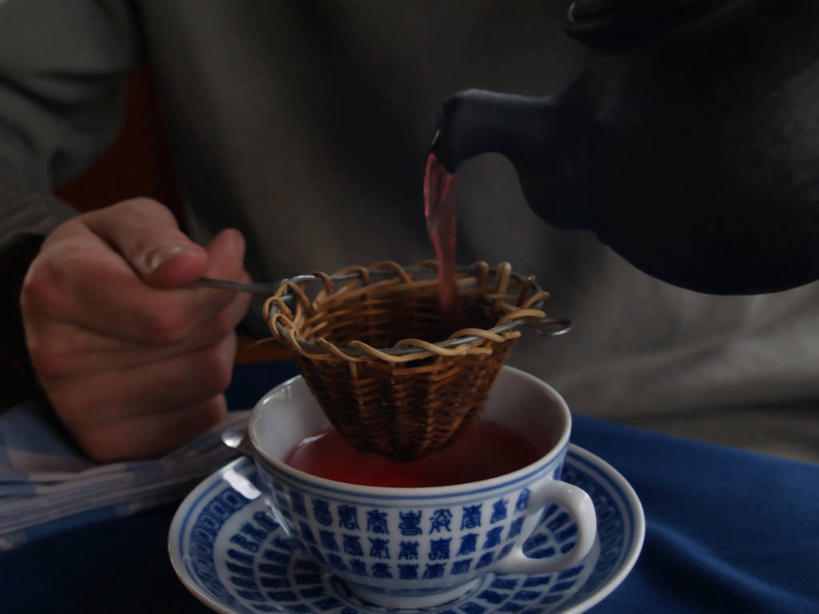 手,一个人,家庭,横图,特写,餐具,阿根廷,倒,热,拿着,饮食,餐巾,茶碟,茶壶,装饰物,温暖,温馨,一家人,南美,人体,摄影,部分,和睦,滤茶器,茶杯,融洽