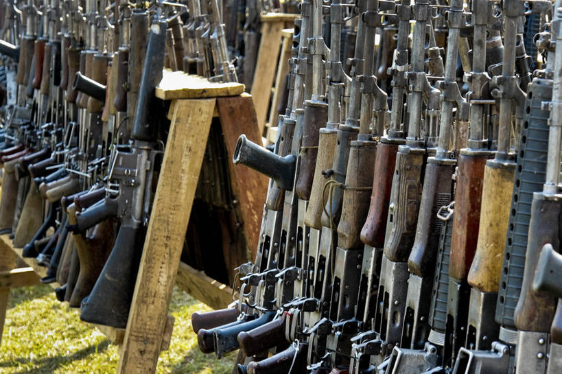 无人,横图,室外,白天,竞争,哥伦比亚,一排,许多,对抗,丰富,整齐,并排,冲突,枪支,很多,草,排列,武器,南美,战争,摄影,多样,保护,暴力,顺序,威胁,队列,对立,矛盾,选择,机关枪,敌对,挫败,斗争,抗拒,抗衡,遣散,社会问题,挨着
