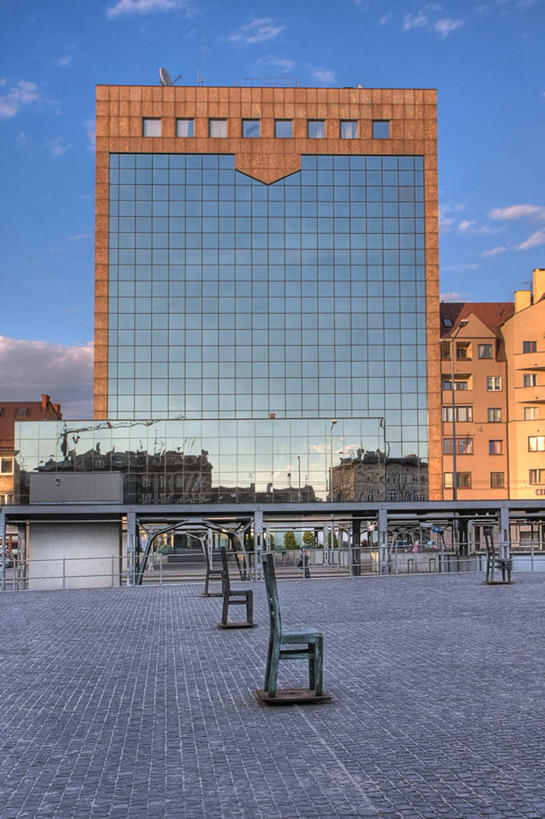 无人,竖图,室外,白天,建筑,椅子,波兰,反射,金属,云,纪念碑,座位,天空,摄影,纪念,留念,记忆,怀念,克拉科夫,小波兰省,旅行