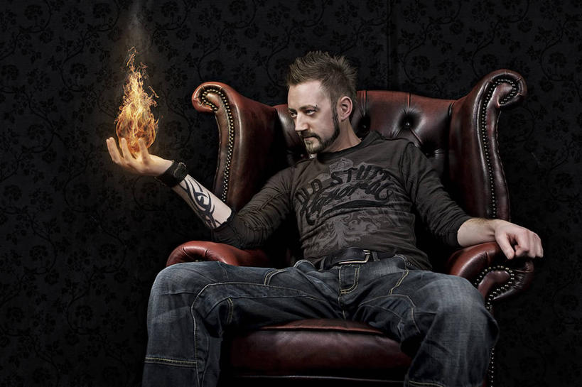 西方人,成年人,中年人,胡须,一个人,坐,横图,室内,信心,火,椅子,挪威,欧洲,欧洲人,仅一个男性,仅一个人,仅一个中年男性,黑色背景,火焰,热,休闲装,纹身,衣服,黑色,看,人体,摄影,毛发,扶手椅,近景,决心,斯堪狄纳维亚半岛,王座,超自然,技能,男人,男性,中年男性,白种人,胡子,络腮胡,影棚拍摄,火球