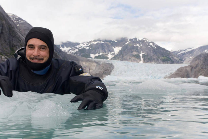 游泳,西方人,成年人,中年人,老年人,脸,头,脸颊,一个人,笑,微笑,露齿笑,横图,室外,白天,运动服,快乐,探险,幸福,冰山,海洋,山,山脉,水,雪山,欧洲,美国,欧洲人,仅一个男性,仅一个人,仅一个中年男性,冰,山顶,云,冬天,肩膀,天空,自然,手套,寒冷,乐趣,摄影,呼吸管,环境,享乐,潜水装备,冰河,阿拉斯加,浮潜,冒险,男人,男性,中年男性,白种人,头部,脸部,脸蛋,面部