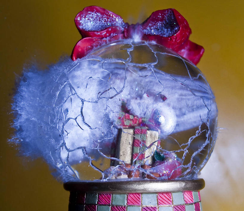 无人,横图,室内,特写,爆炸,射击,礼物,美国,圣诞节,庆祝,溅,地球仪,枪支,圣诞礼物,摄影,北美,北美洲,撞击,加利福尼亚,美洲,毁灭,算命,北亚美利加洲,亚美利加洲,影棚拍摄,美利坚合众国,法定假日