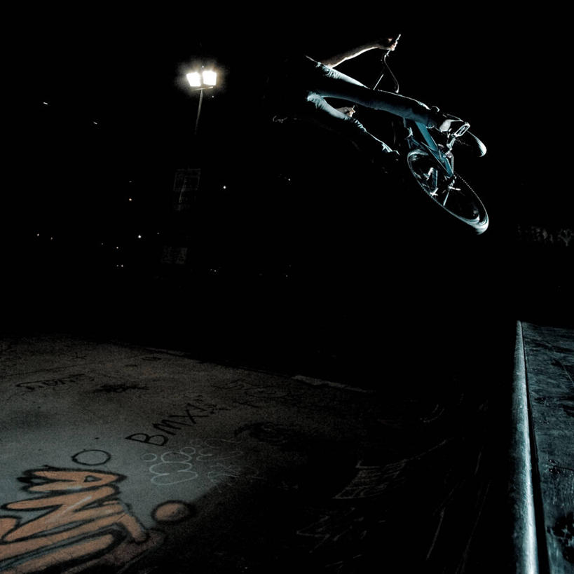 一个人,体育馆,运动场,方图,室外,夜晚,路灯,自行车,新加坡,表演,朦胧,模糊,文字,半空,休闲装,体育场,车,脚踏车,骑,衣服,交通工具,骑车,个性,活力,平衡,摄影,敏捷,照明设备,载具,特技,运动馆,技能,体育活动,泛光照明