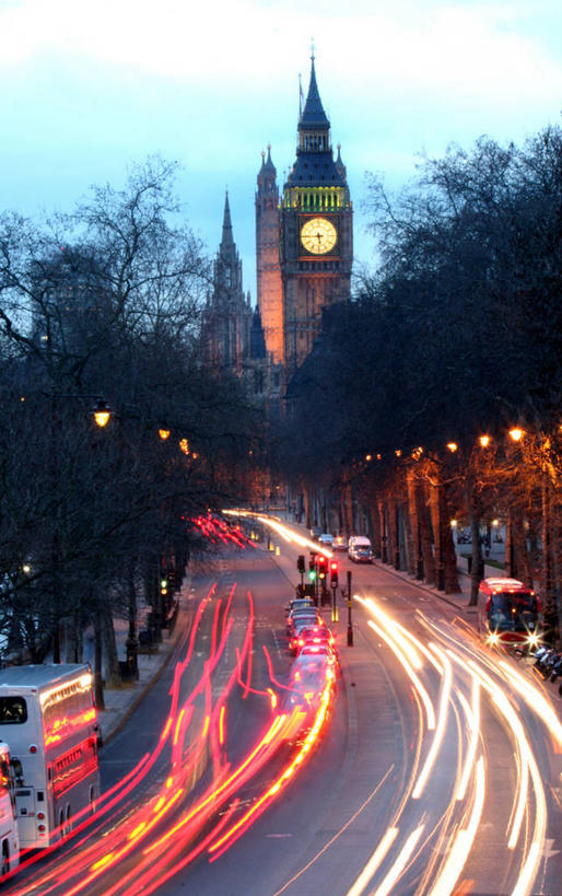 无人,竖图,俯视,室外,夜晚,运动模糊,长时间曝光,城市,建筑,路,路灯,汽车,英国,欧洲,伦敦,路标,冬天,纪念碑,机动车,交通,光亮,首都,历史,大本钟,钟塔,伦敦城,树,天空,地标建筑,表,运输,摄影,车灯,尾灯,迅速,照亮,照明设备,西欧,北欧,政府,大不列颠,英国文化,英国国会大厦,大不列颠及北爱尔兰联合王国,大不列颠及爱尔兰联合王国,雾都,高角度拍摄,旅行,内伦敦,大不列颠王国,大英帝国,联合王国,日不落帝国