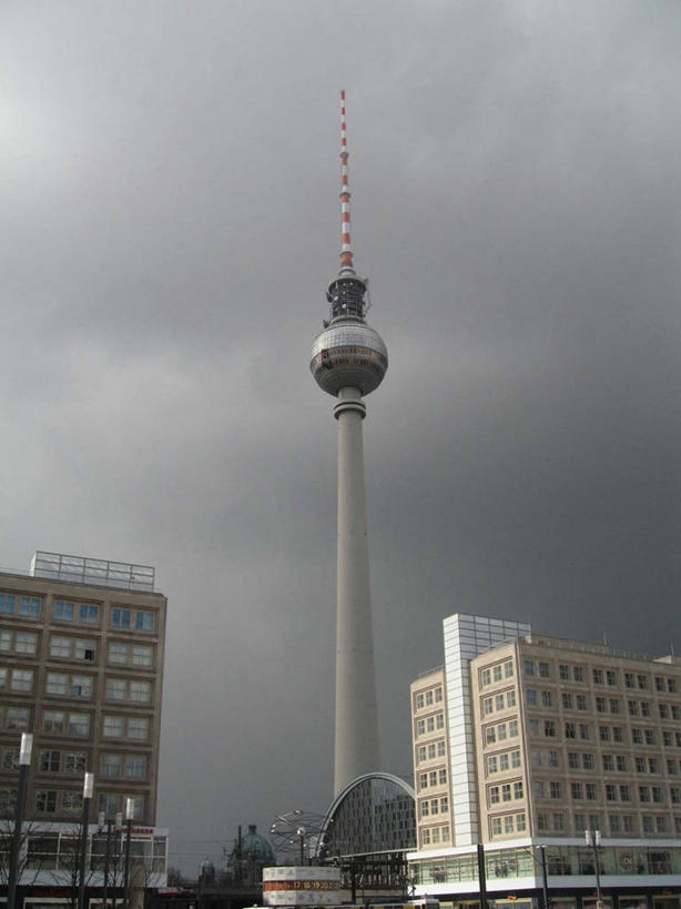 无人,竖图,室外,白天,通讯,城市,建筑,德国,云,拱门,塔,桥,首都,柏林,天空,地标建筑,摄影,德国文化,中欧,无线电通信塔,柏林电视塔,亚历山大广场,旅行