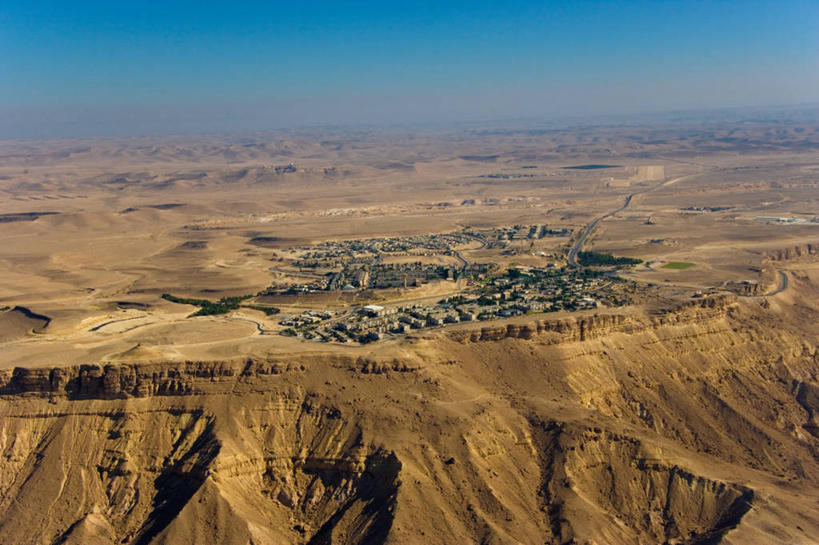 无人,横图,俯视,航拍,室外,白天,旅游,度假,火山,美景,沙漠,城市风光,城市,建筑,以色列,地平线,地形,火山口,景观,城镇,辽阔,地面,娱乐,天空,自然,享受,休闲,广阔,景色,放松,摄影,宁静,一望无际,气候,中东,鸟瞰,自然风光,延伸,万里无云,天地相交,无边无际,一马平川,内盖夫,自然地理,高角度拍摄,旅行