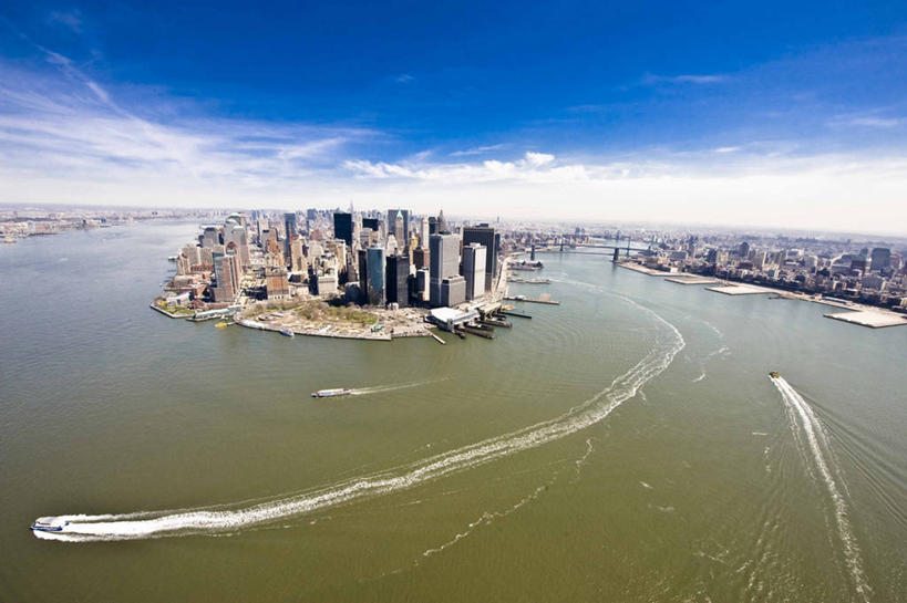 无人,横图,俯视,航拍,室外,白天,度假,海洋,美景,水,城市风光,城市,建筑,摩天大楼,船,纽约,美国,景观,云,快艇,曼哈顿,首都,娱乐,天空,船尾波,地标建筑,享受,休闲,办公大楼,景色,放松,运输,摄影,鸟瞰,摩托艇,纽约州,布鲁克林,金融区,高角度拍摄,旅行,海港
