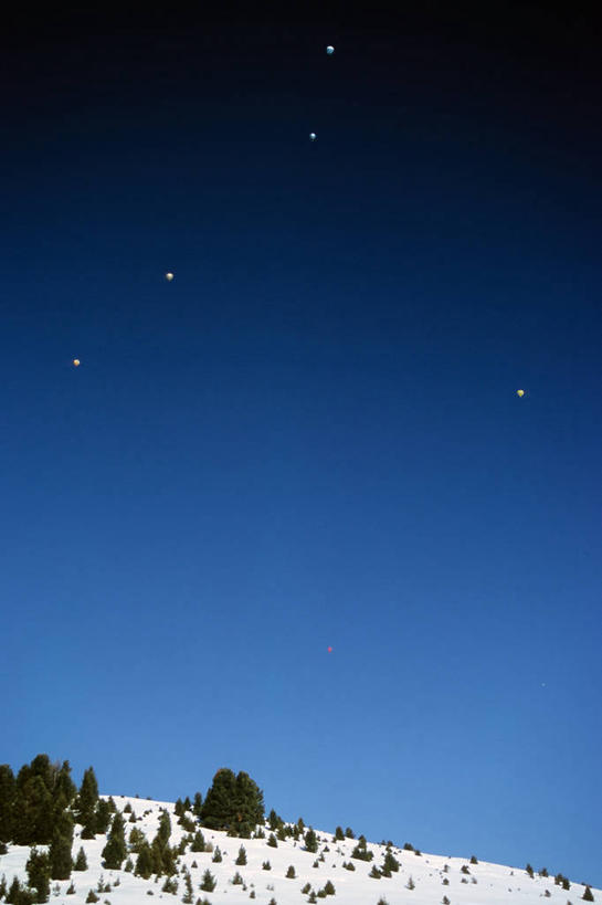 无人,竖图,室外,白天,仰视,旅游,度假,自由,美景,山,雪,意大利,欧洲,庆祝,装饰,地形,景观,冬天,半空,娱乐,飞,树,天空,自然,气球,享受,休闲,景色,放松,寒冷,摄影,环境,南欧,自然风光,万里无云,意大利共和国,特伦蒂诺.上阿迪杰大区,多罗迈特山,低角度拍摄