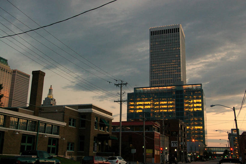 无人,横图,室外,建筑,街道,路灯,汽车,美国,电缆,云,机动车,光亮,天空,黄昏,运输,摄影,照亮,北美,北美洲,照明设备,美洲,市区,北亚美利加洲,亚美利加洲,俄克拉何马,俄克拉何马州,俄克拉荷马州,奥克拉荷马,抢先之州,塔尔萨,旅行,美利坚合众国,居住区,输电塔,电力线