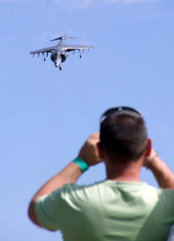 成年人,一个人,站,竖图,室外,白天,飞机,仅一个男性,朦胧,模糊,军事,半空,休闲装,飞,背面,衣服,天空,太阳镜,看,运输,摄影,观看,鞠躬,迅速,战斗机,军用机,万里无云,匈牙利共和国,技能