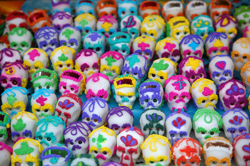 颅骨,骨骼,无人,横图,俯视,室外,白天,美国,一排,许多,丰富,整齐,人头骨,糖,糖果,很多,饮食,排列,甜食,人体,摄影,多样,队列,记忆,选择,贩卖,收集,奥克兰,高角度拍摄,死亡节,传统文化,传统节日