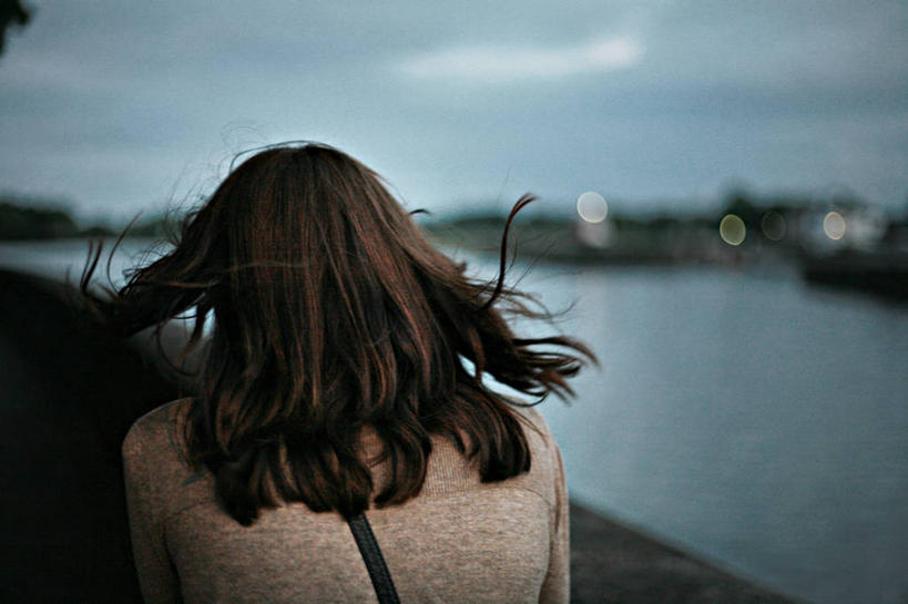 儿童,脸,头,脸颊,一个人,横图,室外,夜晚,度假,纯洁,河流,美景,风,英国,欧洲,仅一个女性,仅一个人,服装,景观,流水,休闲装,英格兰,肩膀,小孩,背面,衣服,天空,自然,仅一个小孩,休闲,休闲服,景色,可爱,童年,童趣,摄影,服饰,宁静,环境,享乐,西欧,自然风光,北欧,大不列颠,童真,烂漫,无邪,大不列颠及北爱尔兰联合王国,大不列颠及爱尔兰联合王国,英吉利,德文郡,埃克塞特,天真,女孩,女人,女性,孩子,头部,发型,脸部,脸蛋,面部,步行,旅行,行政区,西南英格兰,大不列颠王国,大英帝国,联合王国,日不落帝国,女生,乱发