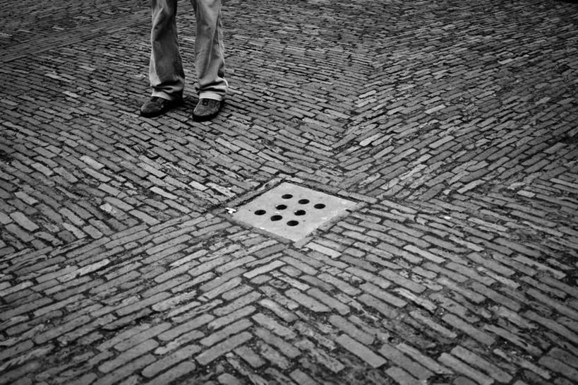 腿,一个人,站,横图,室外,白天,重复,荷兰,小路,首都,休闲装,衣服,人体,摄影,排水沟,保护,阿姆斯特丹,肌理,四肢,独处