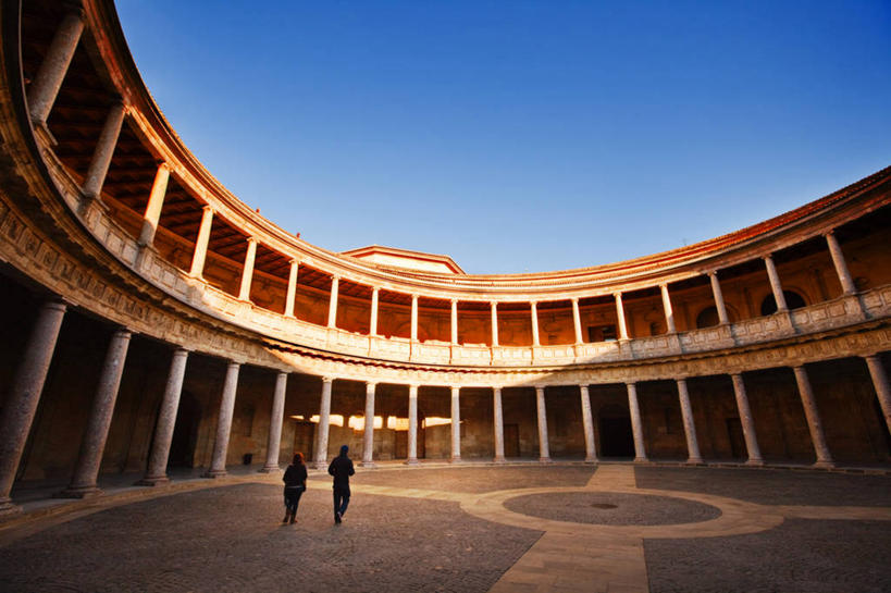 两个人,宫殿,站,横图,室外,白天,旅游,度假,建筑,西班牙,朦胧,模糊,柱子,庭院,格拉纳达,天空,看,摄影,观看,格拉纳达省,伊比利亚半岛,万里无云,旅行,传统文化