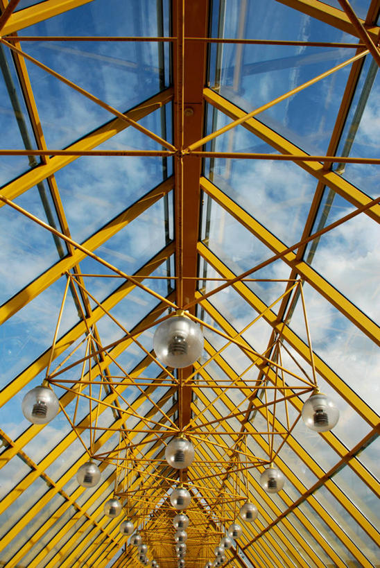 无人,竖图,室外,白天,重复,天花板,建筑,俄罗斯,一排,对称,整齐,透明,屋顶,云,排列,天空,摄影,顺序,照明设备,队列