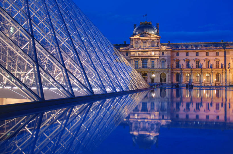 无人,博物馆,横图,室外,夜晚,水,建筑,法国,巴黎,欧洲,艺术,反射,三角形,庭院,光亮,卢浮宫,首都,历史,地标建筑,金字塔,摄影,照亮,西欧,法兰西,法国文化,中欧,法兰西共和国,方锥形,法兰西第五共和国,罗浮宫博物馆,法兰西岛,法兰西岛大区,设计,旅行,巴黎省,巴黎市,卢浮宫金字塔,玻璃金字塔