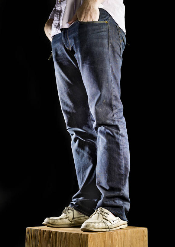 成年人,腿,一个人,站,竖图,室内,信心,鞋子,美国,仅一个男性,黑色背景,形状,裤子,牛仔裤,休闲装,衣服,黑色,个性,平衡,人体,摄影,块状,手插袋,内华达州,奥斯汀,四肢,插兜,手插兜,影棚拍摄,手抄兜