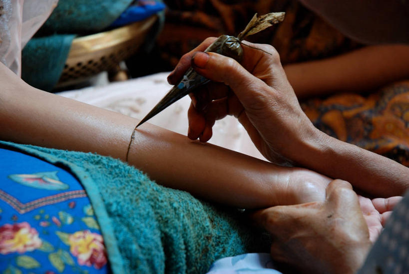 成年人,手,两个人,三个人,坐,横图,室内,化妆,印度,准备,艺术,彩绘,拿着,休闲装,文化,纹身,衣服,毛巾,人体,摄影,部分,创造力,作画,人体彩绘,卡纳塔克邦,美观,技能,印度次大陆,班加罗尔,迈索尔,纹身彩绘,女人,女性,手牵手,传统文化