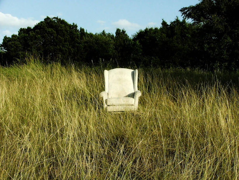 无人,横图,室外,白天,农业,椅子,美国,废弃,田地,座位,草,树,一个,天空,自然,放松,摄影,生长,单个,报废,环境,废物,扶手椅,丢弃,放弃,抛弃,德克萨斯,奥斯汀镇,摈弃,屏弃,摈斥,摒除,独处