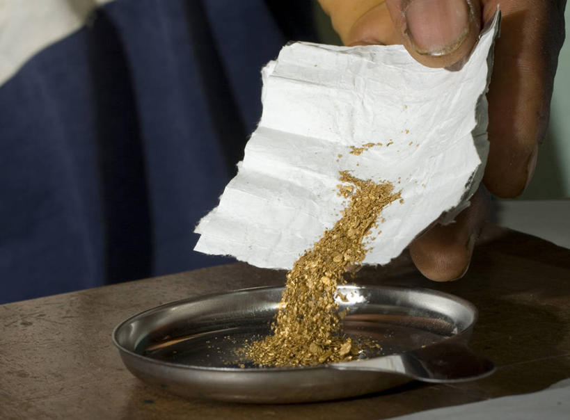 一个人,横图,室内,特写,哥伦比亚,倒,准备,测量,包装纸,拿着,手指,南美,人体,摄影,部分,南美洲,准确,拉丁美洲,美洲,亚美利加洲,南亚美利加洲,哥伦比亚共和国,乔科省,秤