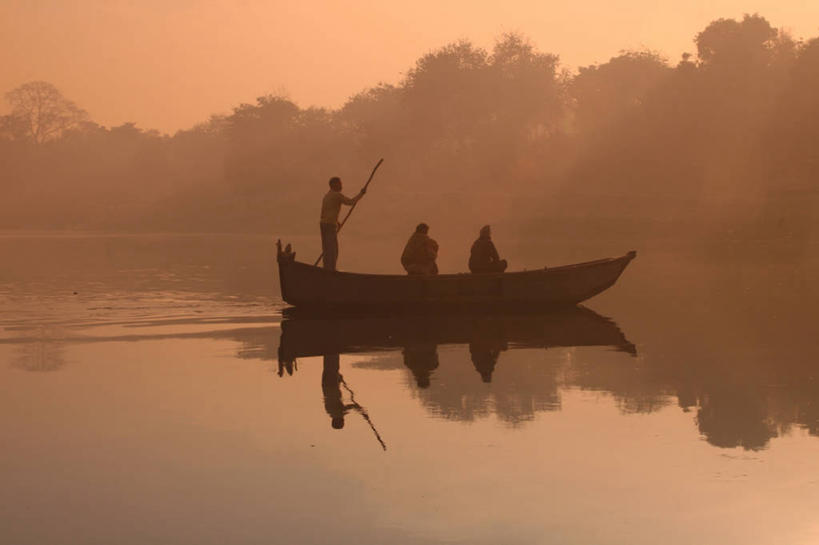 成年人,中年人,老年人,三个人,人群,站,坐,横图,室外,日出,印度,亚洲,对称,反射,树,自然,运输,摄影,生长,宁静,南亚,阿格拉,印度共和国,北方邦,亚穆纳河,印度次大陆,老年男性,老年女性,印度人