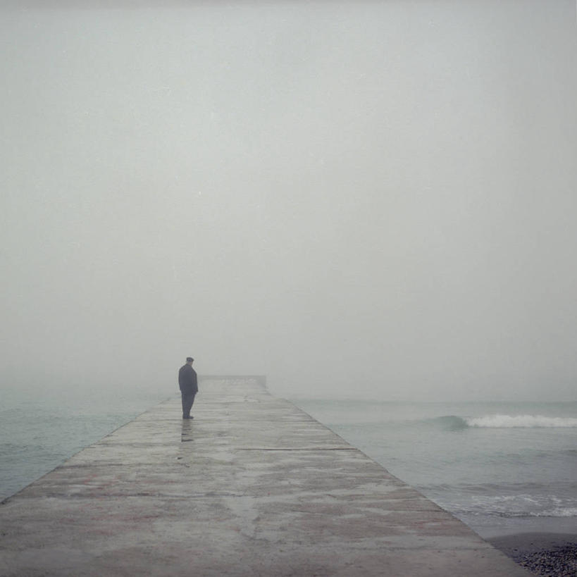 成年人,老年人,一个人,码头,站,方图,室外,白天,寂寞,海洋,雾,乌克兰,仅一个男性,仅一个人,波浪,仅一个老年男性,个性,摄影,宁静,手插袋,老年男性,男人,男性,插兜,手插兜,手抄兜,俄罗斯人,独处