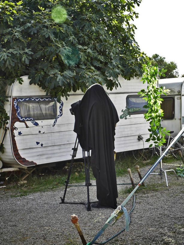 一个人,摄影师,站,竖图,室外,白天,技术,西班牙,巴塞罗那,覆盖,朦胧,模糊,毯子,古典,树,拍照,黑色,摄影,三脚架,伊比利亚半岛,露营车,休闲活动,巴塞罗那省