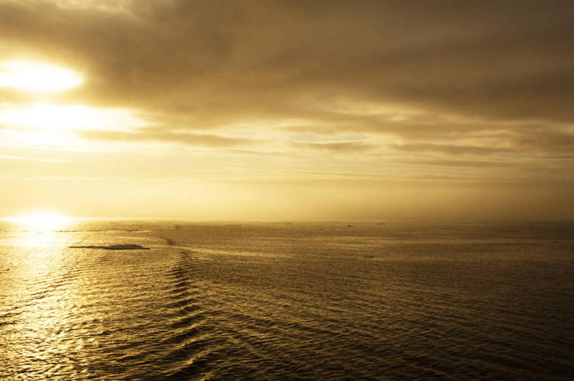 无人,横图,室外,旅游,度假,海洋,美景,水,多云,挪威,波纹,反射,地平线,地形,景观,水平线,云,娱乐,天空,自然,享受,休闲,景色,放松,摄影,宁静,环境,午夜,自然风光,海景,斯堪狄纳维亚半岛,斯瓦尔巴德群岛,旅行,极昼