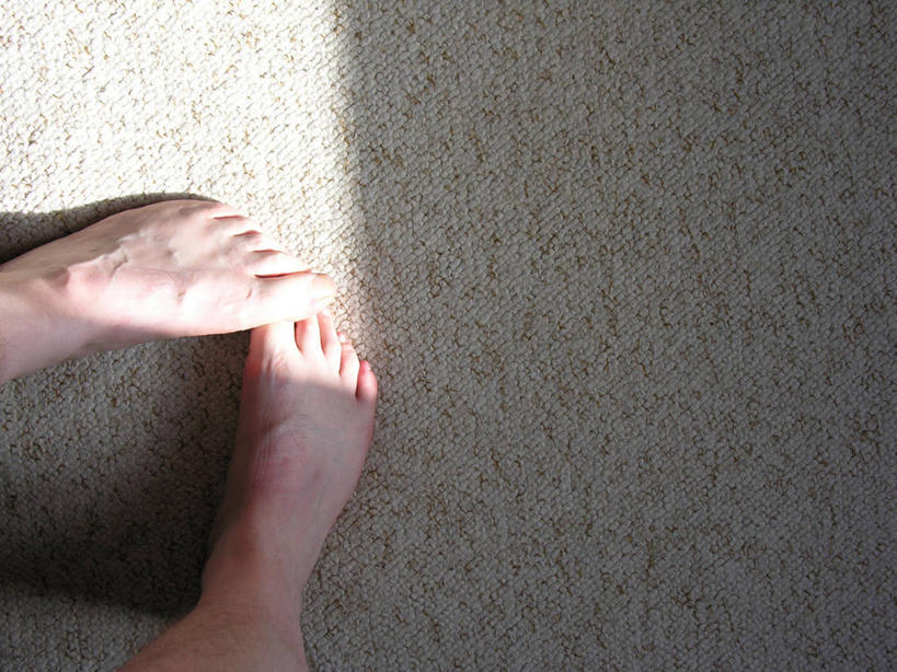 成年人,腿,一个人,站,横图,俯视,室内,白天,地板,日光,英国,仅一个男性,地面,赤脚,放松,人体,摄影,踏步,北欧,足,柔和,高角度拍摄,感知