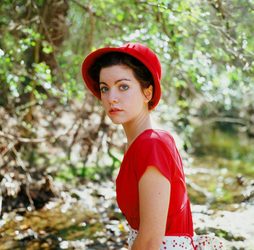 西方人,成年人,一个人,站,横图,室外,特写,白天,侧面,帽子,欧洲,美国,欧洲人,仅一个年轻女性,仅一个女性,仅一个人,树,红色,自然,思考,摄影,肖像,德克萨斯,奥斯汀镇,无忧无虑,年轻女性,女人,女性,白种人,年轻人,半身