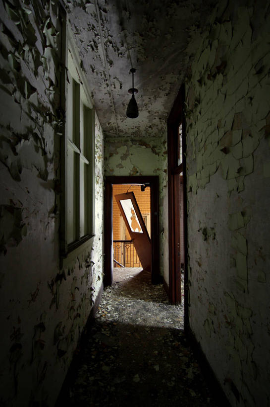 无人,竖图,室内,白天,门,建筑,美国,废弃,走廊,破坏,破损,摄影,报废,损坏,废物,丢弃,毁灭,放弃,抛弃,纽约州,布法罗,摈弃,孤儿院,屏弃,摈斥,摒除,过去