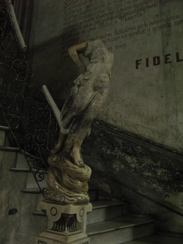 无人,栏杆,竖图,室内,通讯,建筑,古巴,破碎,雕像,文字,大理石,破坏,破损,台阶,摄影,英文字母,粉碎,损坏,拉丁美洲,下降,毁坏,摧毁,过去
