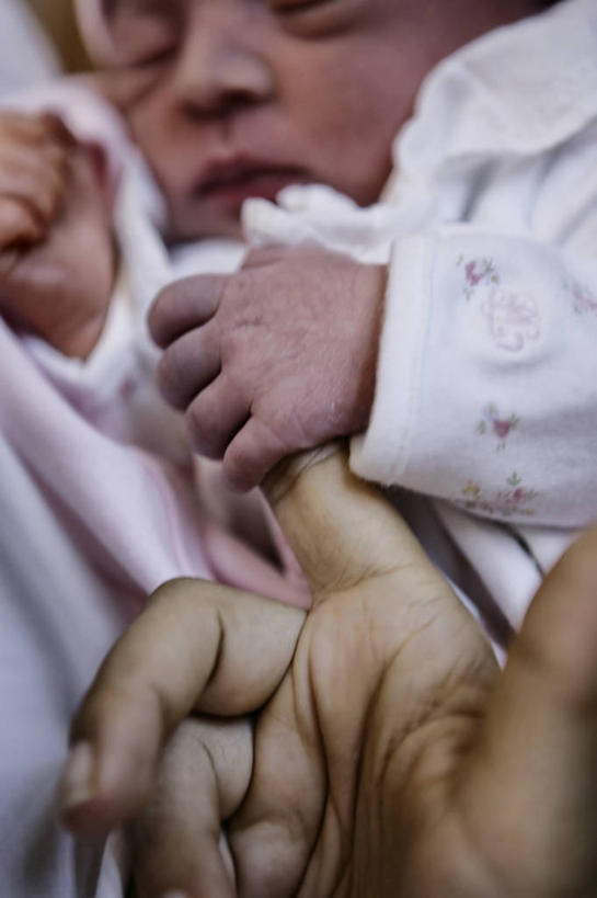 婴儿,儿童,成年人,手,手掌,人群,家庭,母亲,女儿,儿子,竖图,室内,特写,婴儿服装,纯洁,拿着,依靠,小孩,温暖,温馨,一家人,手指,可爱,人体,摄影,活泼,部分,和睦,脆弱,宝宝,比例,纯真,烂漫,无邪,多米尼加共和国,伊斯帕尼奥拉岛,伶俐,天真,女人,孩子,闭着眼睛,触摸,睡觉,彩图,融洽,连身衣