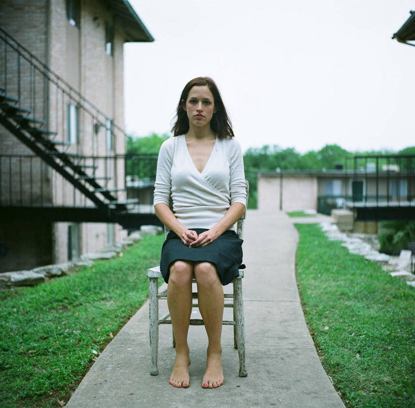 成年人,一个人,坐,横图,室外,白天,正面,寂寞,椅子,美国,仅一个年轻女性,仅一个女性,仅一个人,木制,小路,休闲装,天空,思考,赤脚,放松,摄影,V领,肖像,德克萨斯,奥斯汀镇,年轻女性,女人,女性,年轻人,独处