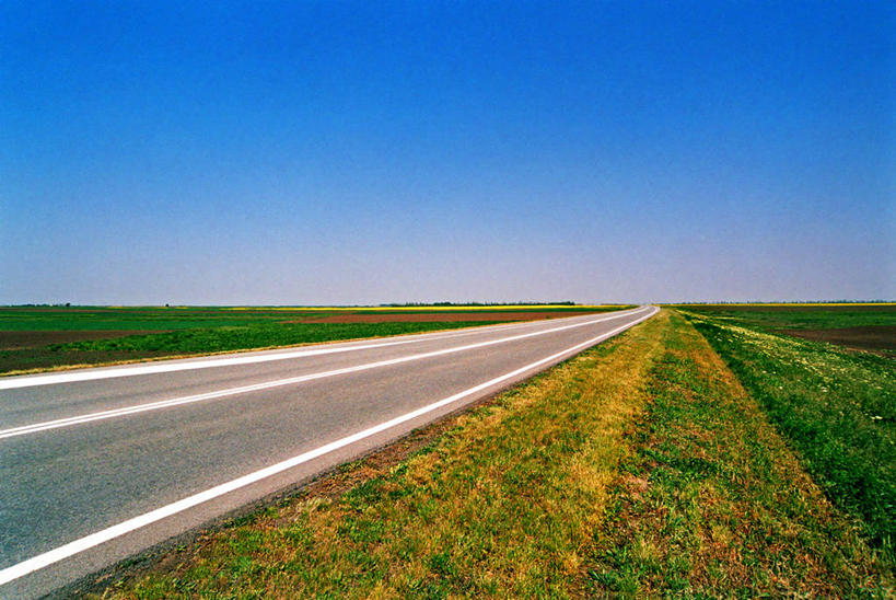 无人,横图,室外,白天,消失点,公路,地平线,地形,田地,辽阔,地面,风景,广阔,摄影,宁静,一望无际,延伸,巴尔干,万里无云,天地相交,无边无际,一马平川,塞尔维亚,彩图,诺维萨德