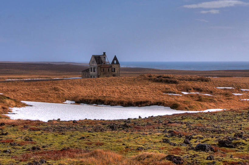 无人,横图,室外,白天,海洋,雪,建筑,欧洲,冰岛,废弃,破碎,房屋,地形,水平线,破坏,破损,草,风景,摄影,报废,宁静,粉碎,损坏,废物,北欧,毁坏,丢弃,放弃,抛弃,摧毁,冰岛共和国,农舍,摈弃,斯奈山半岛,彩图,屏弃,摈斥,摒除,冻原