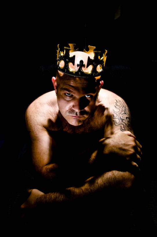 西方人,成年人,中年人,一个人,竖图,俯视,正面,欧洲,美国,欧洲人,仅一个男性,仅一个人,仅一个中年男性,黑色背景,裸露,纹身,力量,摄影,权威,肖像,裸,脱发,男人,男性,中年男性,白种人,王冠,半身,彩图,高角度拍摄,暗调