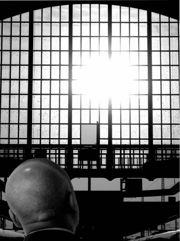 成年人,头,一个人,竖图,黑白,室内,白天,旅途,窗户,车站,日光,德国,欧洲,仅一个男性,站台,月台,背面,人体,摄影,明亮,早晨,西欧,剪影,中欧,德意志联邦共和国,首府,巴登.符腾堡,巴登.符腾堡州,巴符州,卡尔斯鲁厄,头部,旅行,卡尔斯鲁厄行政区,卡尔斯鲁厄城堡酒店,卡尔斯鲁厄县