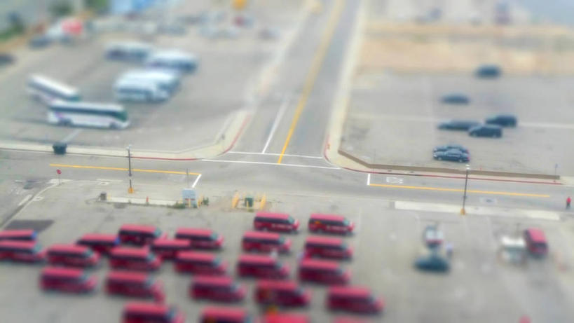 无人,机场,停车场,横图,俯视,航拍,室外,白天,城市,街道,美国,一排,整齐,巴士,排列,运输,摄影,北美,北美洲,鸟瞰,队列,加利福尼亚,美洲,加州,洛杉矶,加利福尼亚州,金州,黄金州,北亚美利加洲,亚美利加洲,移轴摄影,天使之城,洛杉矶国际机场,彩图,高角度拍摄,县治,洛杉矶县,美利坚合众国,洛城