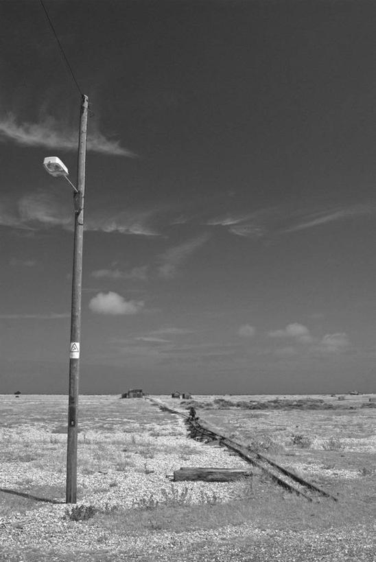 无人,竖图,黑白,室外,路,铁路,英国,地平线,田地,辽阔,地面,轨道,交通,铁轨,杆,灯,天空,广阔,运输,摄影,一望无际,北欧,延伸,天地相交,无边无际,一马平川,肯特,邓杰内斯蟹,电力线