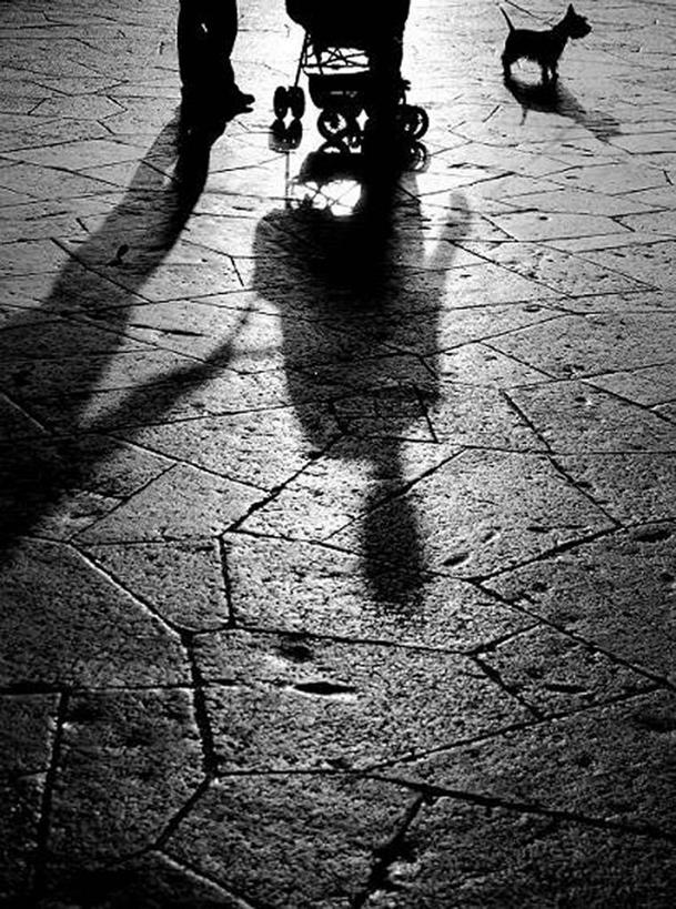两个人,广场,竖图,黑白,室外,夜晚,旅途,宠物,狗,西班牙,阴影,摄影,剪影,伊比利亚半岛,折叠童车,步行,锡切斯,巴塞罗那省