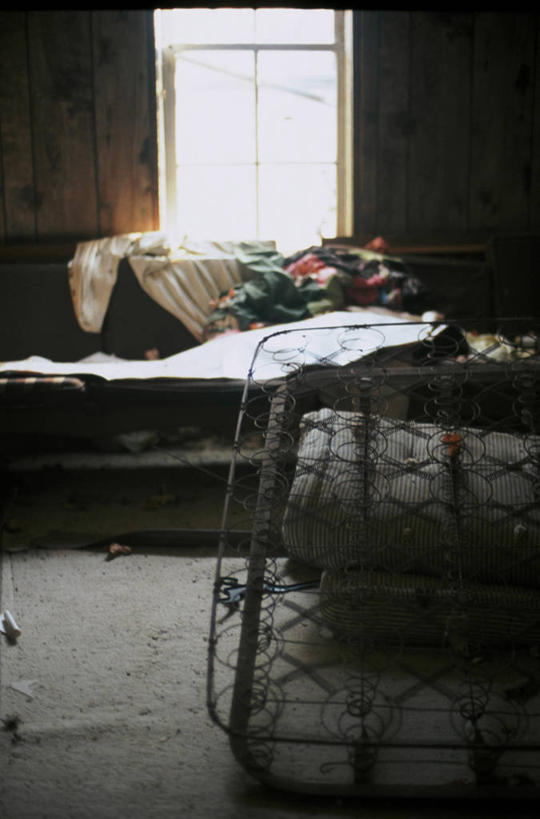 无人,竖图,室内,白天,窗户,床,美国,废弃,衣服,摄影,报废,废物,起居室,北美,北美洲,美洲,丢弃,放弃,抛弃,北亚美利加洲,亚美利加洲,田纳西,摈弃,西点军校,彩图,屏弃,美利坚合众国,摈斥,摒除