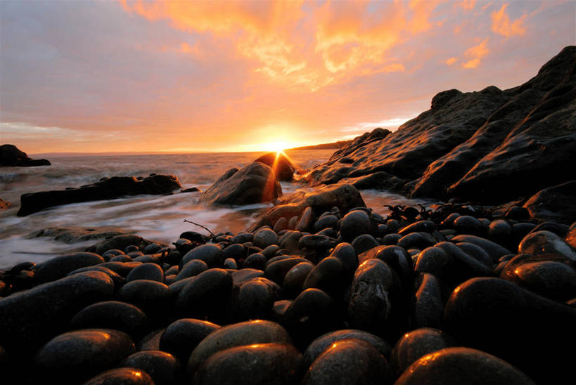 无人,横图,室外,镜头眩光,旅游,度假,海洋,美景,日落,水,太阳,日光,英国,欧洲,地形,海岸线,景观,娱乐,风景,天空,自然,黄昏,享受,休闲,鹅卵石,景色,放松,摄影,宁静,西欧,自然风光,北欧,大不列颠,威尔士,耀斑,大不列颠及北爱尔兰联合王国,大不列颠及爱尔兰联合王国,卡菲利城堡,威尔士公国,南威尔士,南格拉摩根郡,海滩,岩石,彩图,大不列颠王国,大英帝国,联合王国,日不落帝国