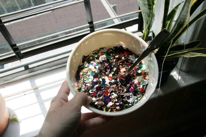 手,一个人,横图,室内,白天,窗户,纽约,美国,拿着,窗台,亮片,汤匙,碗,人体,摄影,部分,膳食,布鲁克林,想法,彩图