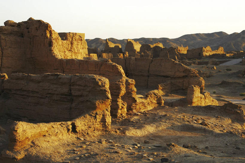 无人,横图,俯视,室外,白天,日落,城市,日光,墙,地平线,辽阔,地面,历史,废墟,黄昏,广阔,摄影,一望无际,延伸,吐鲁番,天地相交,新疆维吾尔自治区,无边无际,一马平川,古代文明,彩图,高角度拍摄,旅行,过去